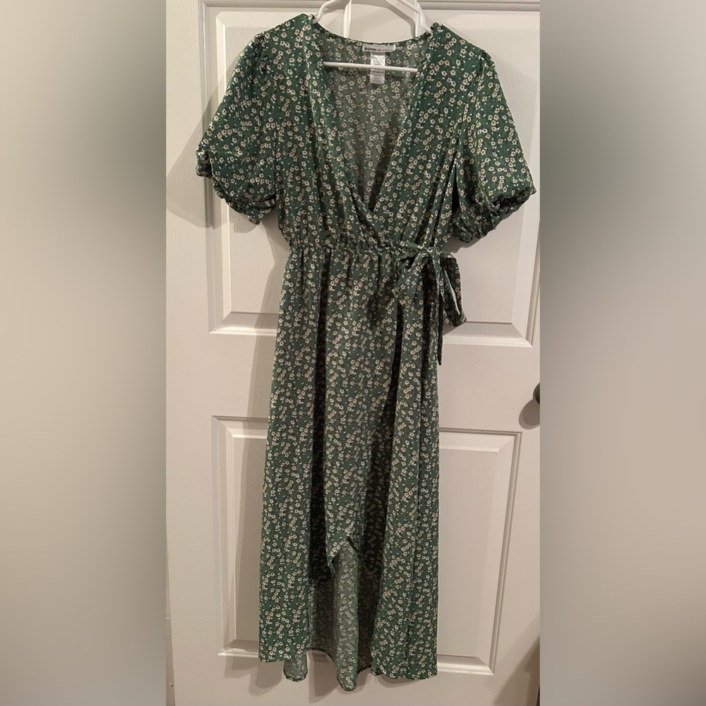Green and White V-Neck Puff Sleeve Midi Dress
